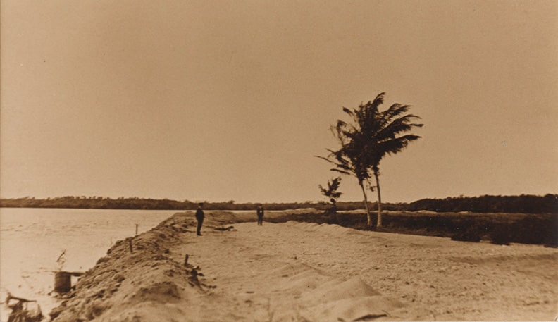 photo of the beach back in 1980s